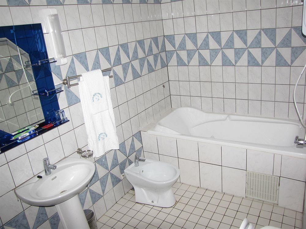 Afrique Hotel Douala Airport Ngoại thất bức ảnh